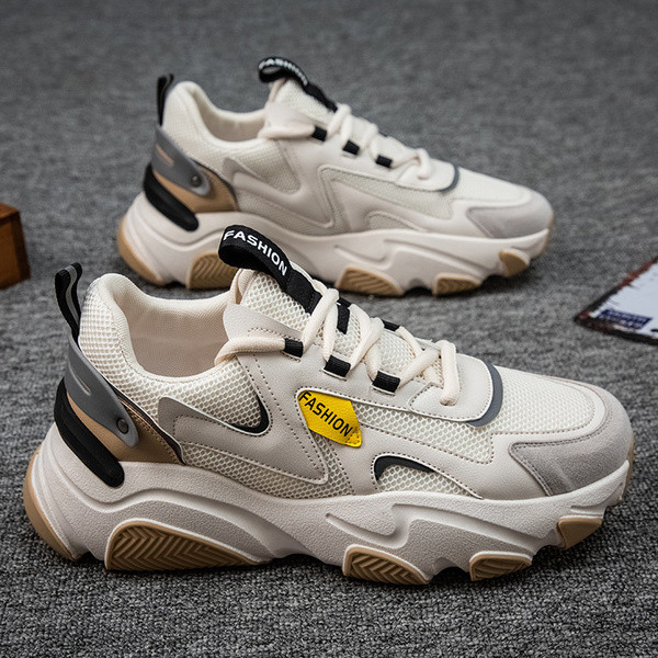 Légáteresztő férfi tornacipő hálóval és felirattal