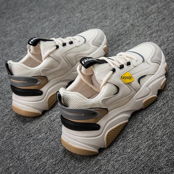 Légáteresztő férfi tornacipő hálóval és felirattal