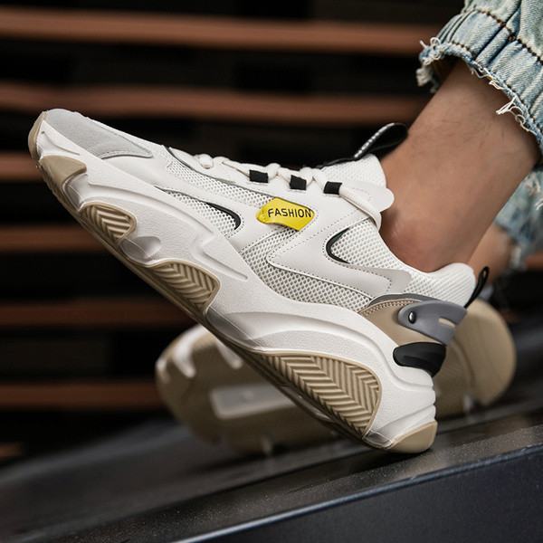 Légáteresztő férfi tornacipő hálóval és felirattal