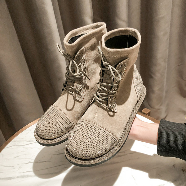 Öko velúrból készült alkalmi női csizma kövekkel és fűzőkkel