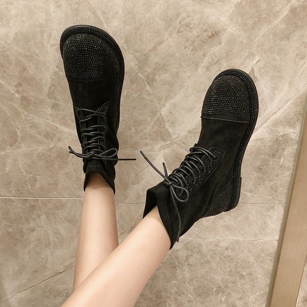 Öko velúrból készült alkalmi női csizma kövekkel és fűzőkkel