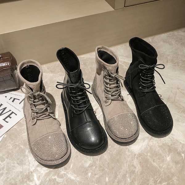 Öko velúrból készült alkalmi női csizma kövekkel és fűzőkkel