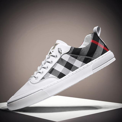 Kockás férfi tornacipő fűzővel és lapos talppal