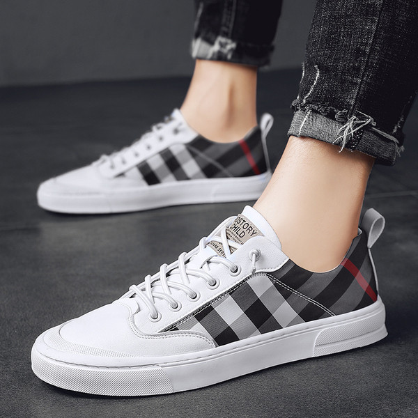 Kockás férfi tornacipő fűzővel és lapos talppal