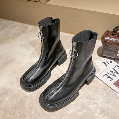 Μοντέρνες γυναικείες μπότες από δέρμα eco με τραχιά σόλα και φερμουάρ