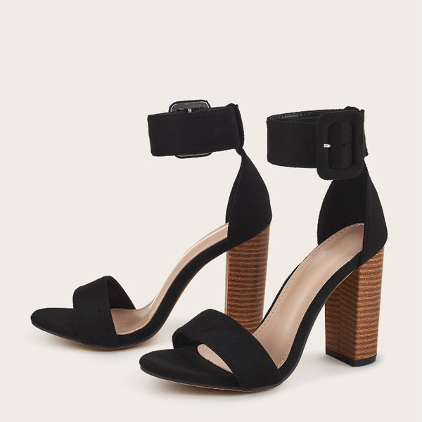 Modernas sieviešu augstpapēžu kurpes ar sprādzi