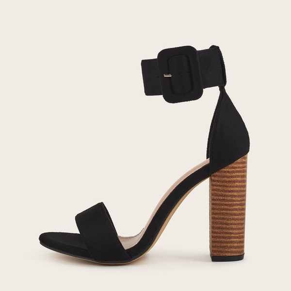 Modernas sieviešu augstpapēžu kurpes ar sprādzi