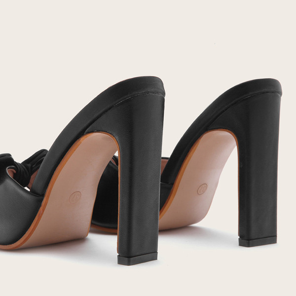 Stílusos női magas sarkú cipő fekete szalaggal