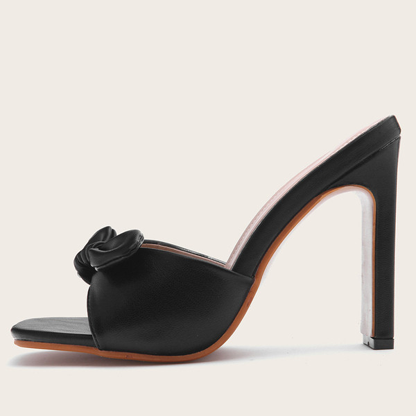 Stílusos női magas sarkú cipő fekete szalaggal