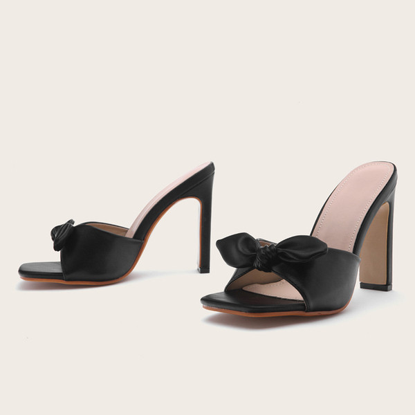 Stílusos női magas sarkú cipő fekete szalaggal