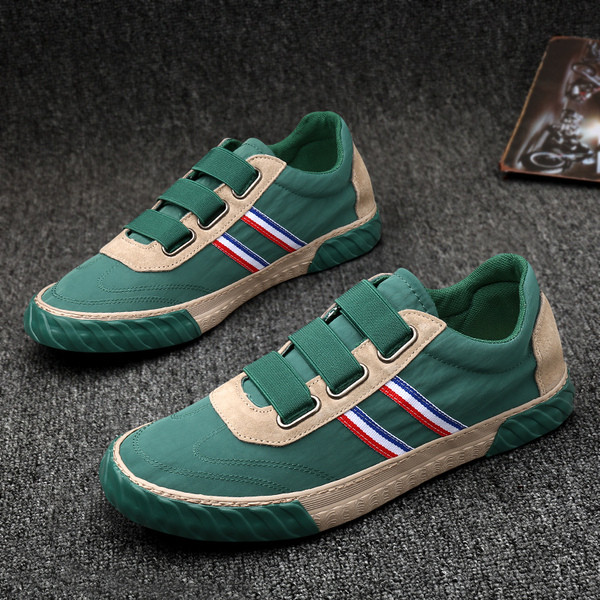 Kummikute ja lameda tallaga meeste sporditossud