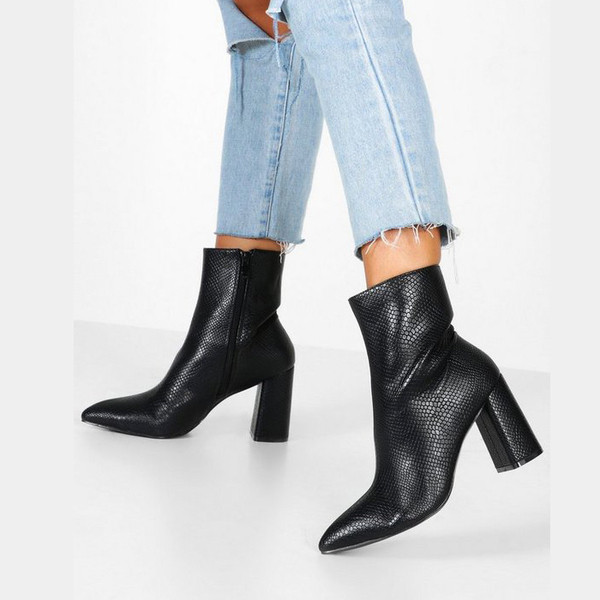 ÚJ női csizma modell magas vastag sarkon állatmintás fekete színben
