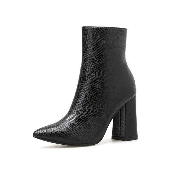 ÚJ női csizma modell magas vastag sarkon állatmintás fekete színben