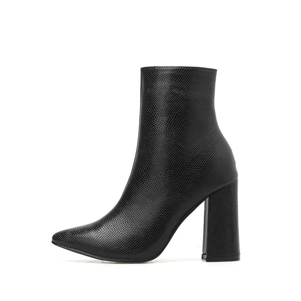 ÚJ női csizma modell magas vastag sarkon állatmintás fekete színben