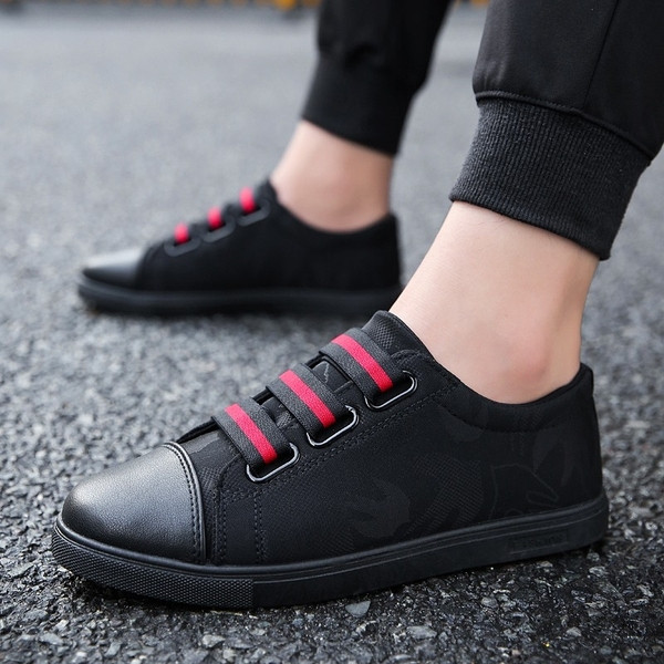 Férfi sportcipő lapos talppal, fekete színben