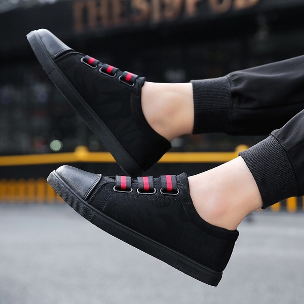 Férfi sportcipő lapos talppal, fekete színben