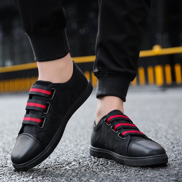 Férfi sportcipő lapos talppal, fekete színben