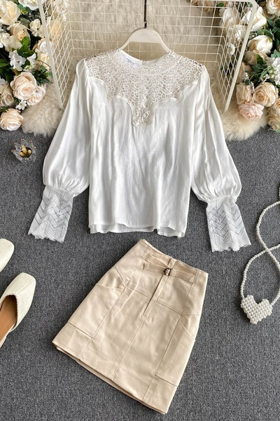 Sieviešu blūzes komplekts ar mežģīnēm un svārkiem ar jostu