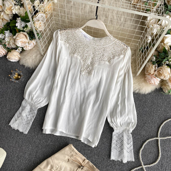 Sieviešu blūzes komplekts ar mežģīnēm un svārkiem ar jostu