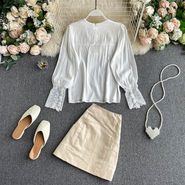 Sieviešu blūzes komplekts ar mežģīnēm un svārkiem ar jostu