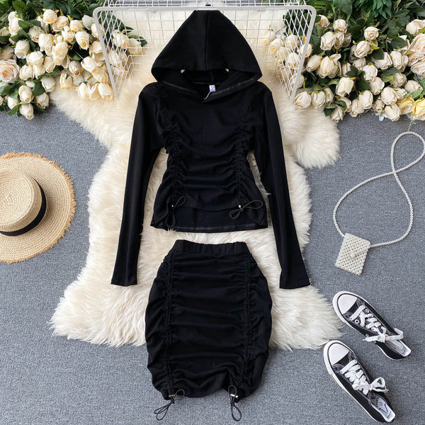 Női szoknya garnitúra és pulóver nyakkendővel