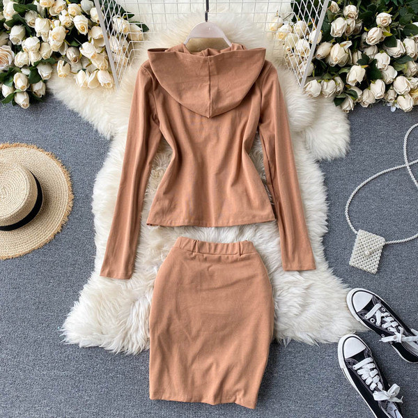 Női szoknya garnitúra és pulóver nyakkendővel