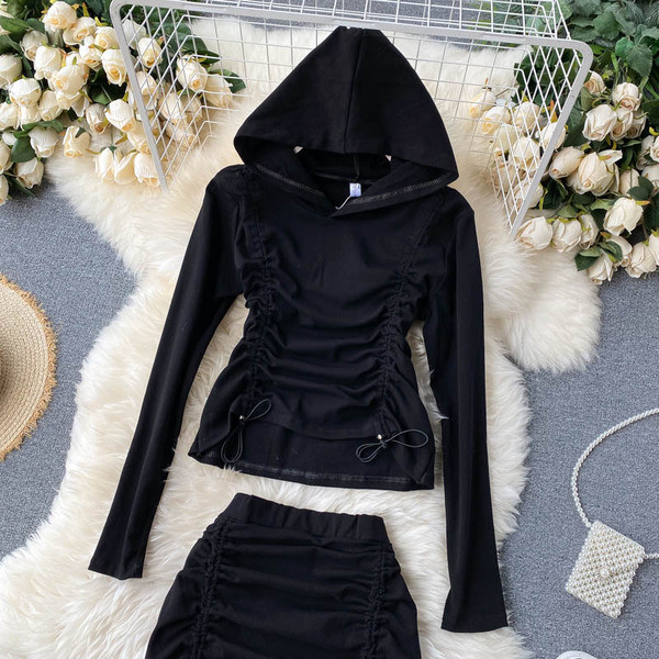 Női szoknya garnitúra és pulóver nyakkendővel