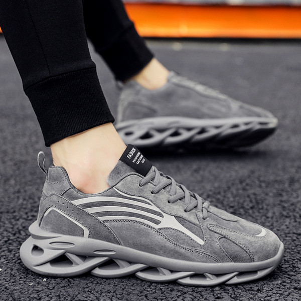 Embleemi ja lipsudega vabaaja meeste tossud