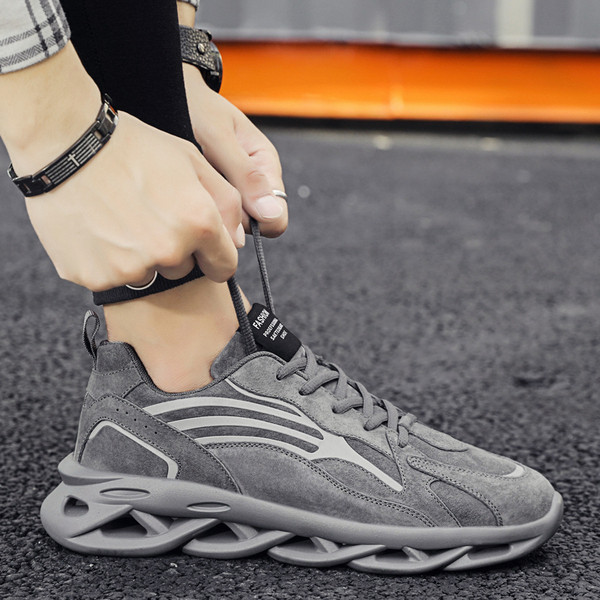 Embleemi ja lipsudega vabaaja meeste tossud