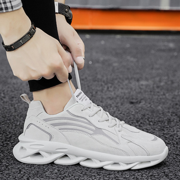 Embleemi ja lipsudega vabaaja meeste tossud