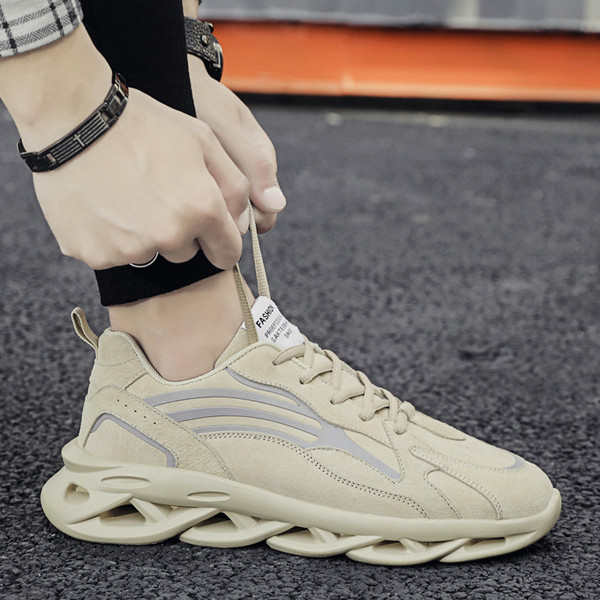 Embleemi ja lipsudega vabaaja meeste tossud