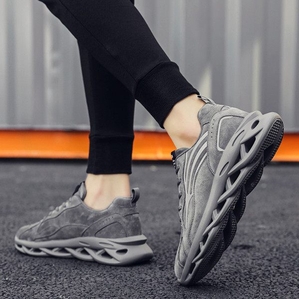 Embleemi ja lipsudega vabaaja meeste tossud