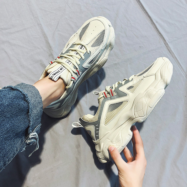 Moodsad kareda kummitallaga meeste tossud