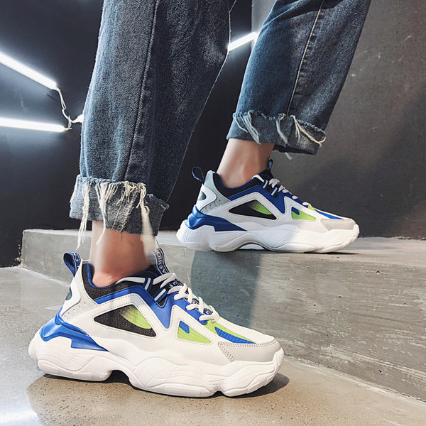 Moodsad kareda kummitallaga meeste tossud