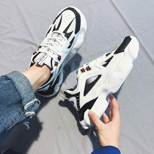 Moodsad kareda kummitallaga meeste tossud