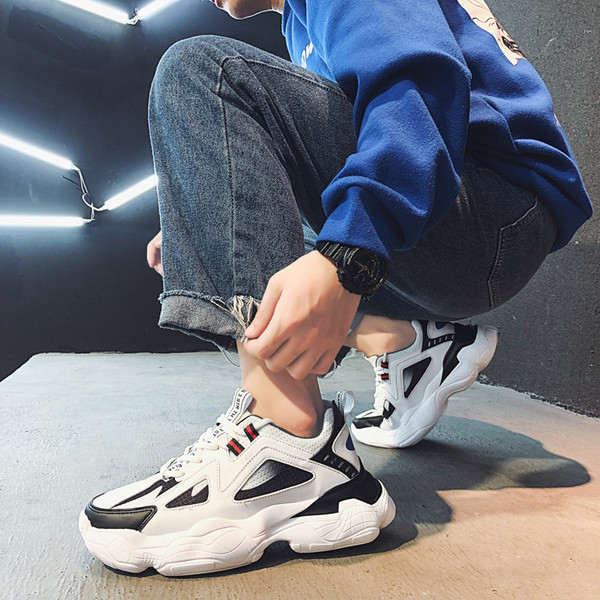 Moodsad kareda kummitallaga meeste tossud