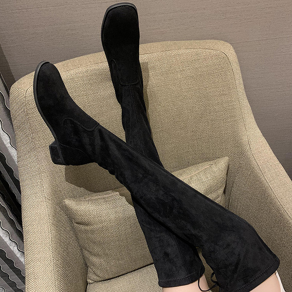 Magas női csizma sima modell lapos talppal és fűzővel