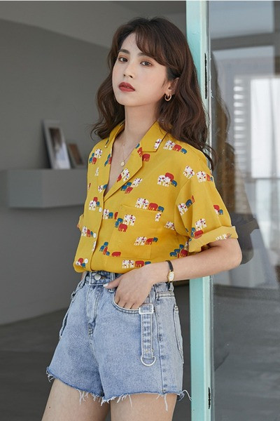 Női alkalmi ing spitz nyakkivágással és rövid ujjakkal