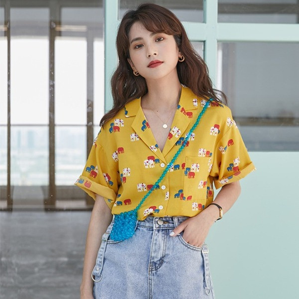 Női alkalmi ing spitz nyakkivágással és rövid ujjakkal