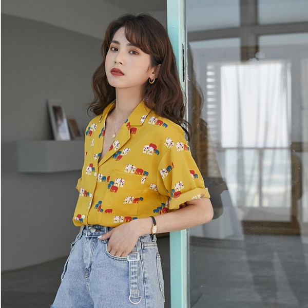 Női alkalmi ing spitz nyakkivágással és rövid ujjakkal