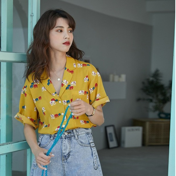 Női alkalmi ing spitz nyakkivágással és rövid ujjakkal