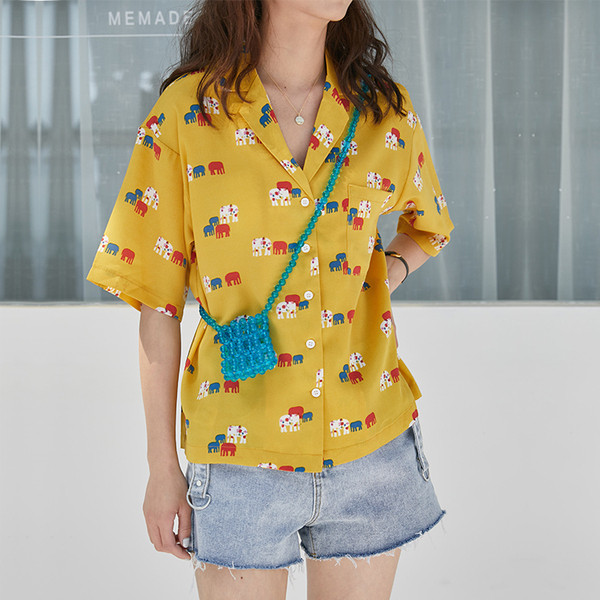 Női alkalmi ing spitz nyakkivágással és rövid ujjakkal