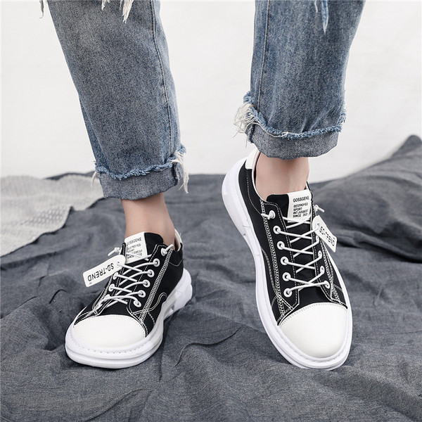 Új férfi tornacipő modell lapos talppal, emblémával és nyakkendővel