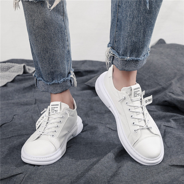 Új férfi tornacipő modell lapos talppal, emblémával és nyakkendővel