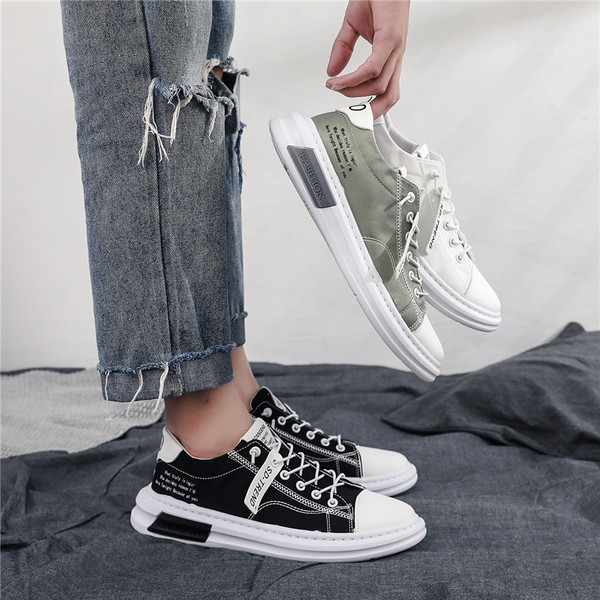 Új férfi tornacipő modell lapos talppal, emblémával és nyakkendővel