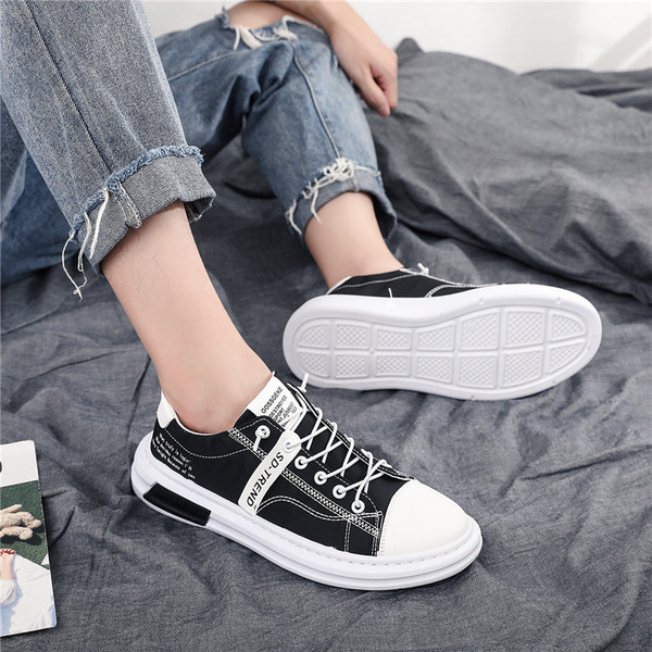 Új férfi tornacipő modell lapos talppal, emblémával és nyakkendővel