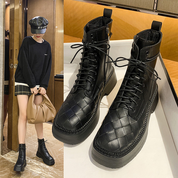 Aktuális női csizma eko bőrből, magas talppal