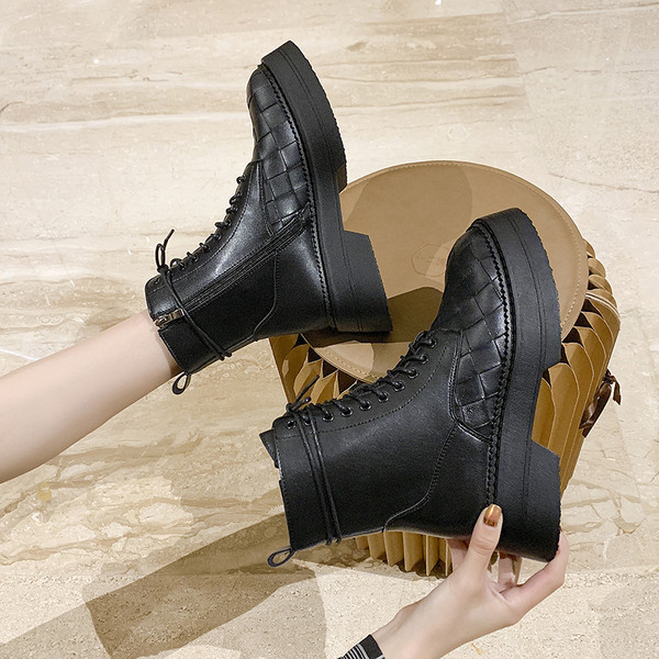 Aktuális női csizma eko bőrből, magas talppal