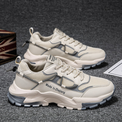 Ανδρικά αθλητικά παπούτσια με πλέγμα και έμβλημα