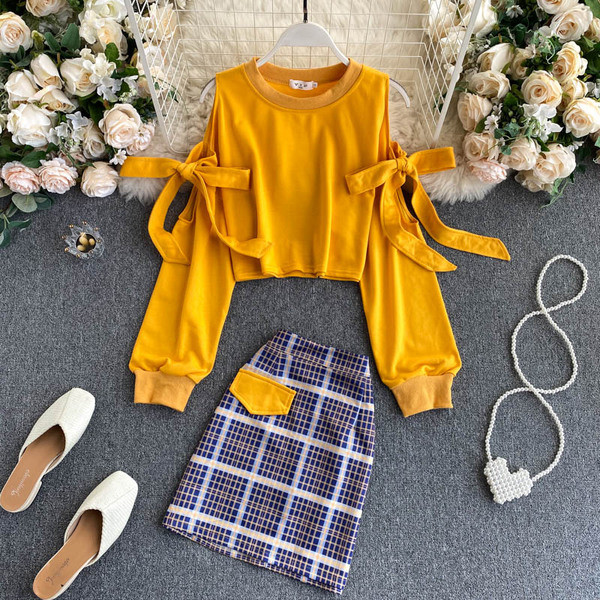 Naiste pikkade varrukatega pluusi ja kõrge vöökohaga seeliku komplekt